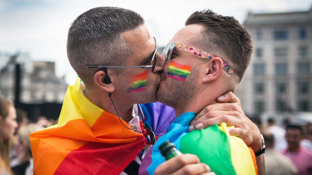 Dos gays besándose - LGBT+